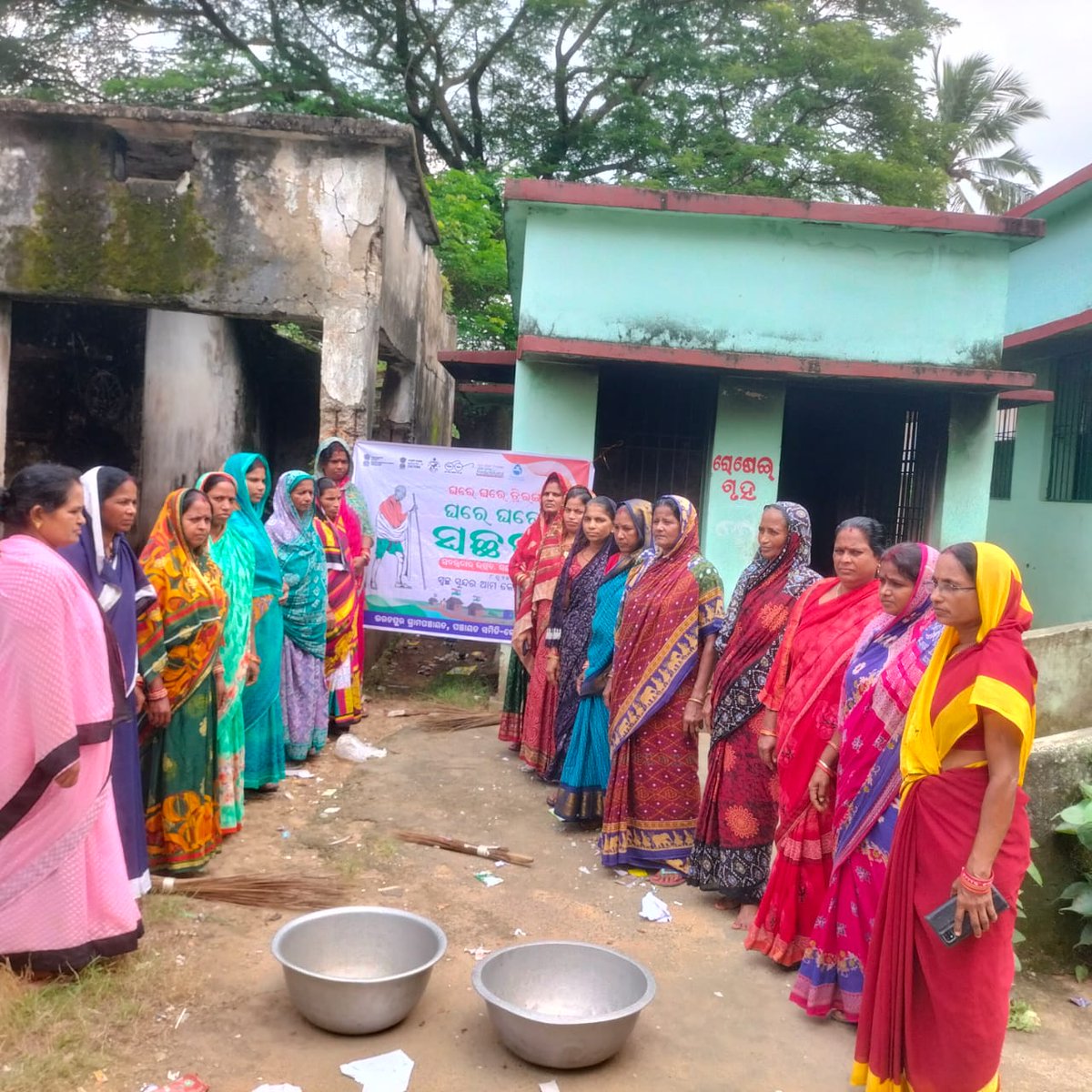 ZPKendrapada's tweet photo. Mass clinginess drives the eva of "Har Ghar Tiranga Har Ghar Swachhata" from different GPs of Kendrapara district. https://t.co/UBoCSkg9FP