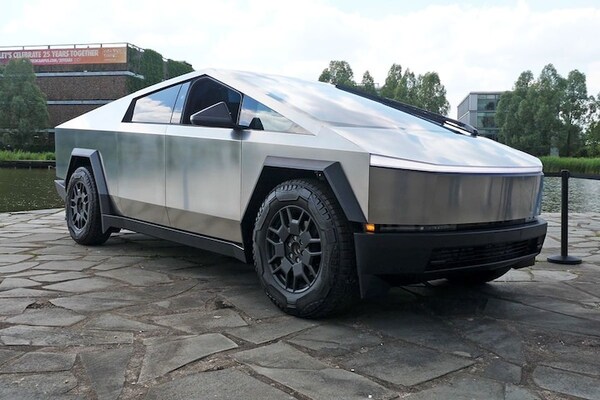 De Amerikaanse luchtmacht zou 2 Tesla Cybertrucks willen kopen om, jawel, kapot te schieten autoweek.nl/autonieuws/art…