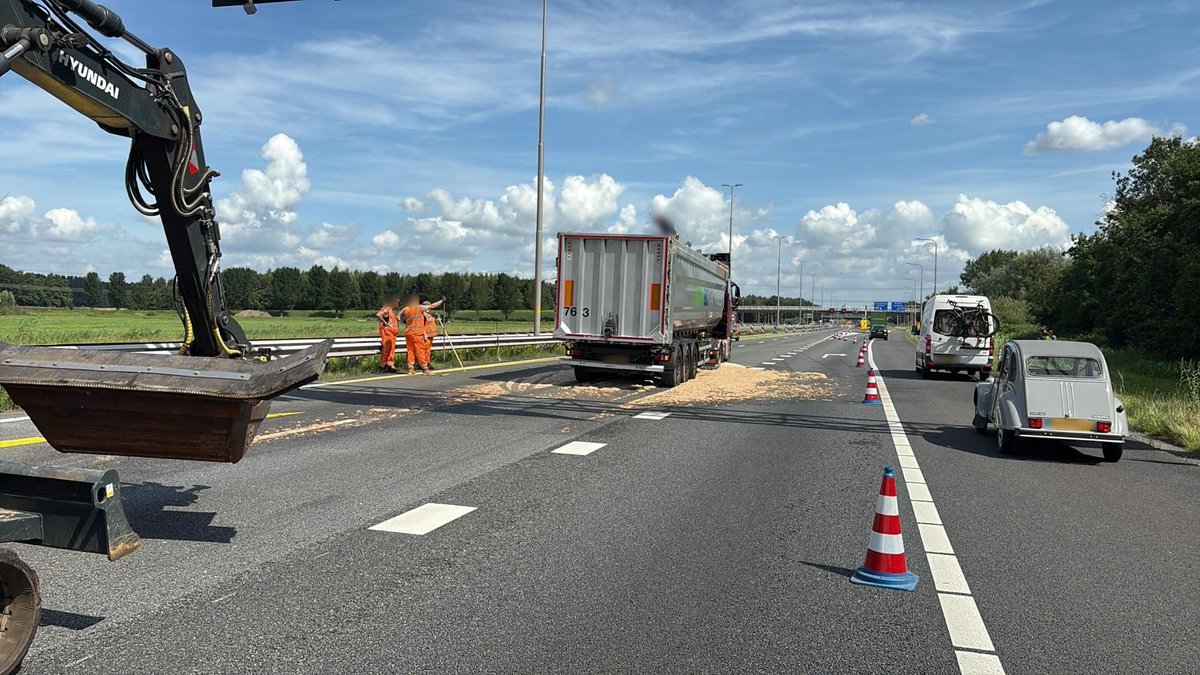 Het opruimen van het slachtafval blijkt toch lastiger dan verwacht. We zijn tot aan het einde van de middag bezig op de #A28 bij knooppunt Hattemerbroek. De vertraging is opgelopen tot een uur richting Zwolle.