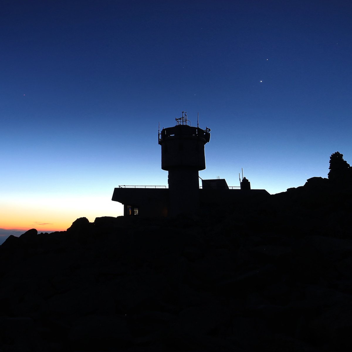 Ryan Knapp (@wxknapper) on Twitter photo Venus and Jupiter (upper right) and our (<a href="/MWObs/">Mount Washington Observatory (MWOBS)</a>) instrument tower this morning before sunrise.
#nhwx #nh #mountains #venus #jupiter Venus and Jupiter (upper right) and our (<a href="/MWObs/">Mount Washington Observatory (MWOBS)</a>) instrument tower this morning before sunrise.
#nhwx #nh #mountains #venus #jupiter