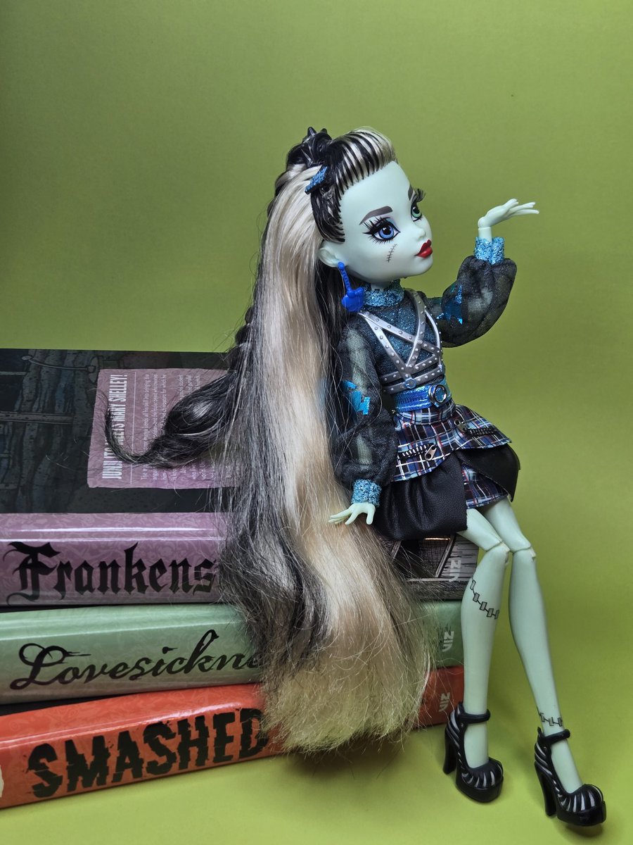 yipyapcoyote's tweet photo. Putting my books to use lol
#frankiestein #hauntcouture https://t.co/9F5bZHrgtF