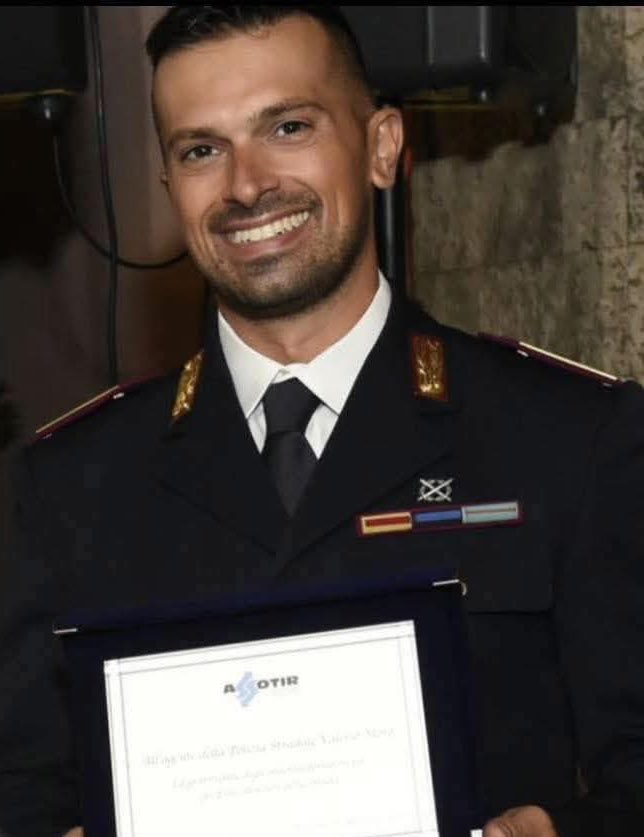 Lui è l’Agente della Polizia di Stato Valerio Moro. 

Sulla statale tra Brindisi e Lecce si accorge di un camion che sbanda vistosamente procedendo a 80kmh circa. L’autista all’interno è svenuto.

Non ci pensa neanche un secondo, la Volante si affianca al mezzo e lui salta fuori