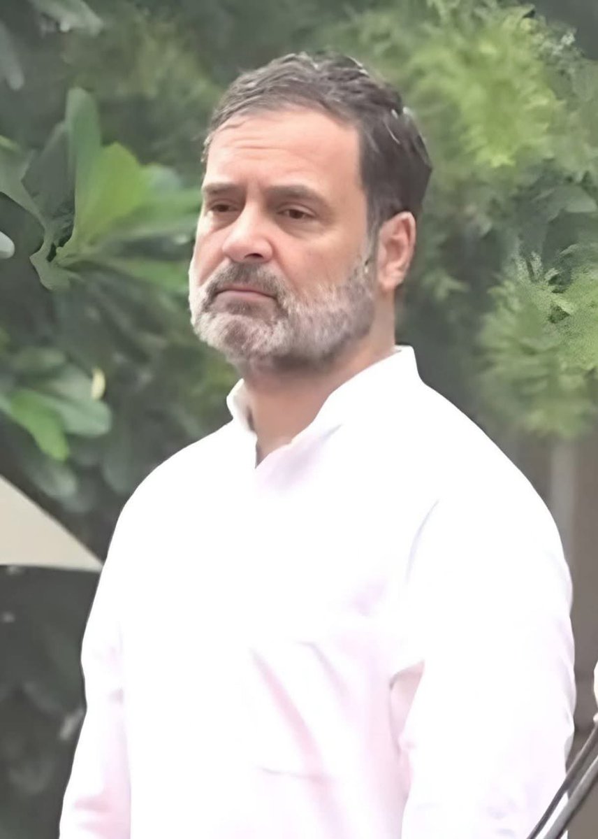 मैं राहुल गांधी का कितना भी बड़ा विरोधी हूं और उसे इस देश की कोई भी जिम्मेदारी देने के योग्य नहीं मानता हूं किंतु आज ये चित्र को देखकर मुझे बड़ा रहम आया।
कैसी बेबसी है इस चेहरे पर। एक नौजवान जिसका बाप इस देश का प्रधानमंत्री था। मां ने अकूत पैसा कमाया और पढ़ने के लिए लंदन में भेज