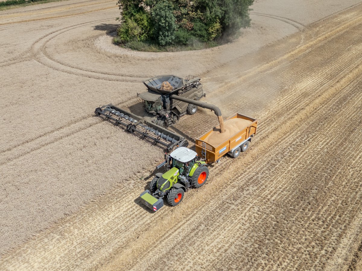 Finishing up harvest across the West Country🌾

18t trailer short-hauling grain from combine to grain store.

#harvest #grain #combine