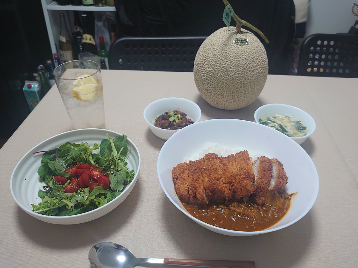 今日はカツカレーが食べたくなったので、玉ねぎ炒めからスパイス投入煮込みまでじっくり時間かけて作ってみました。左上はナスとズッキーニのカレー左上はコムタンスープです。全て材料厳選して一から作ります。
美味しいですよ！