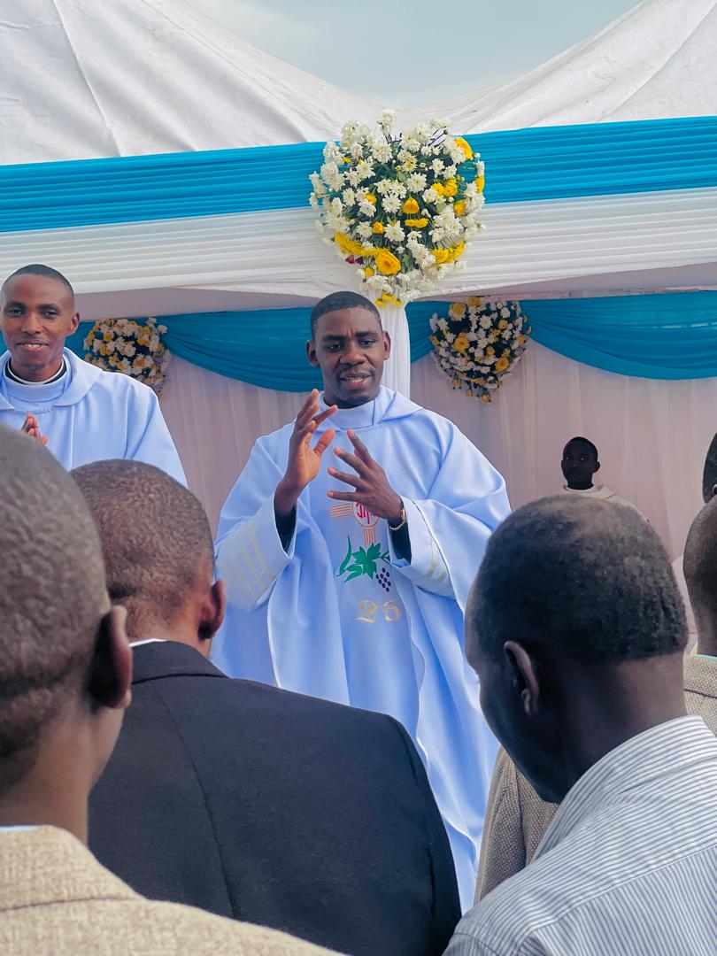 valiantsk10's tweet photo. Congratulations our own Rev. Fr. Gastone Muhwezi. @KagutaMuseveni remembers Gastone well enough for an earth quaking Kyevugo back in 2010 and a young boy from Isingiro. While @KitabiSeminary remembers him as a Choir master 5years later. Congratulations. @AMDAUganda https://t.co/QF8potGvvJ