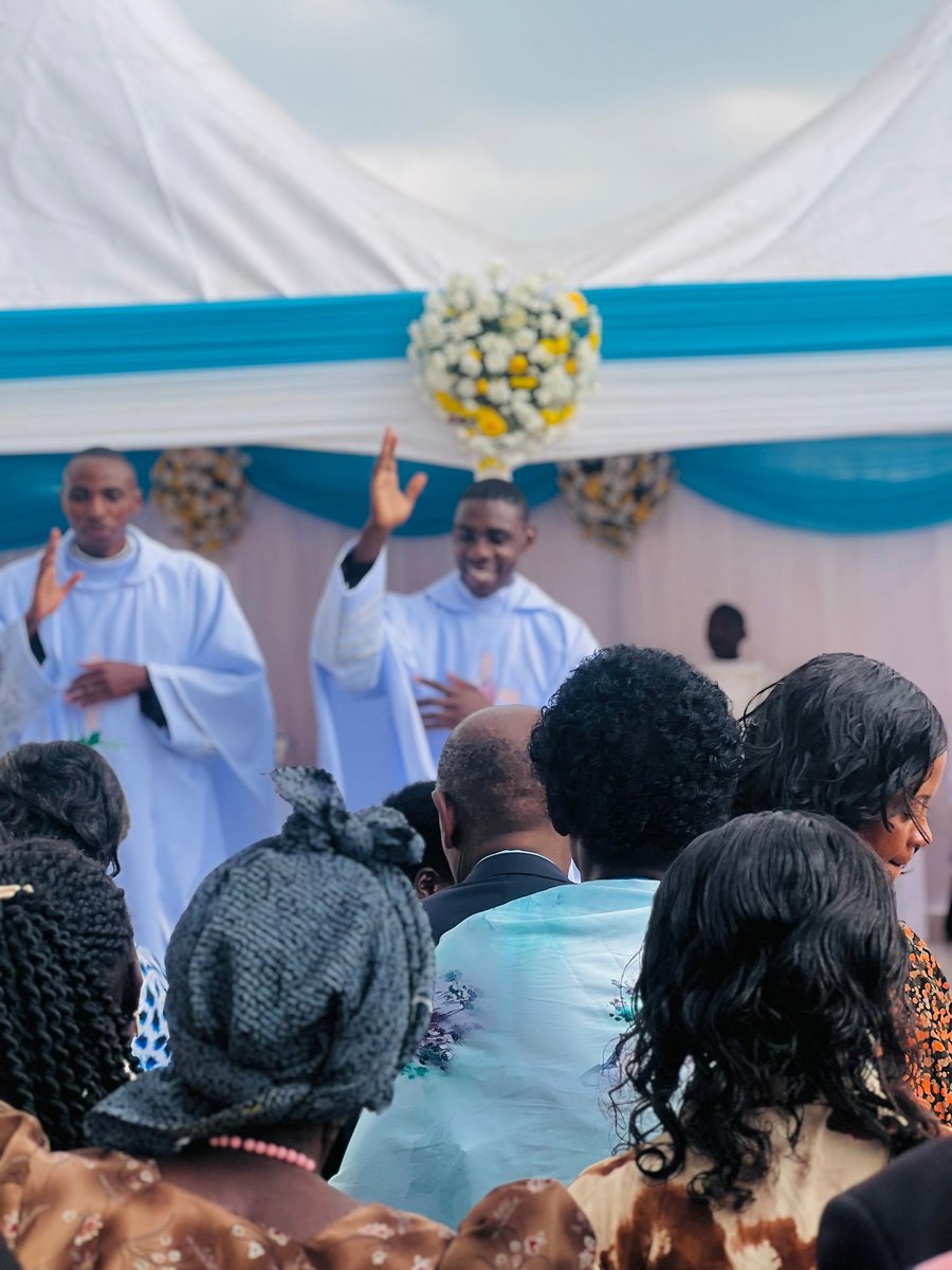 valiantsk10's tweet photo. Congratulations our own Rev. Fr. Gastone Muhwezi. @KagutaMuseveni remembers Gastone well enough for an earth quaking Kyevugo back in 2010 and a young boy from Isingiro. While @KitabiSeminary remembers him as a Choir master 5years later. Congratulations. @AMDAUganda https://t.co/QF8potGvvJ