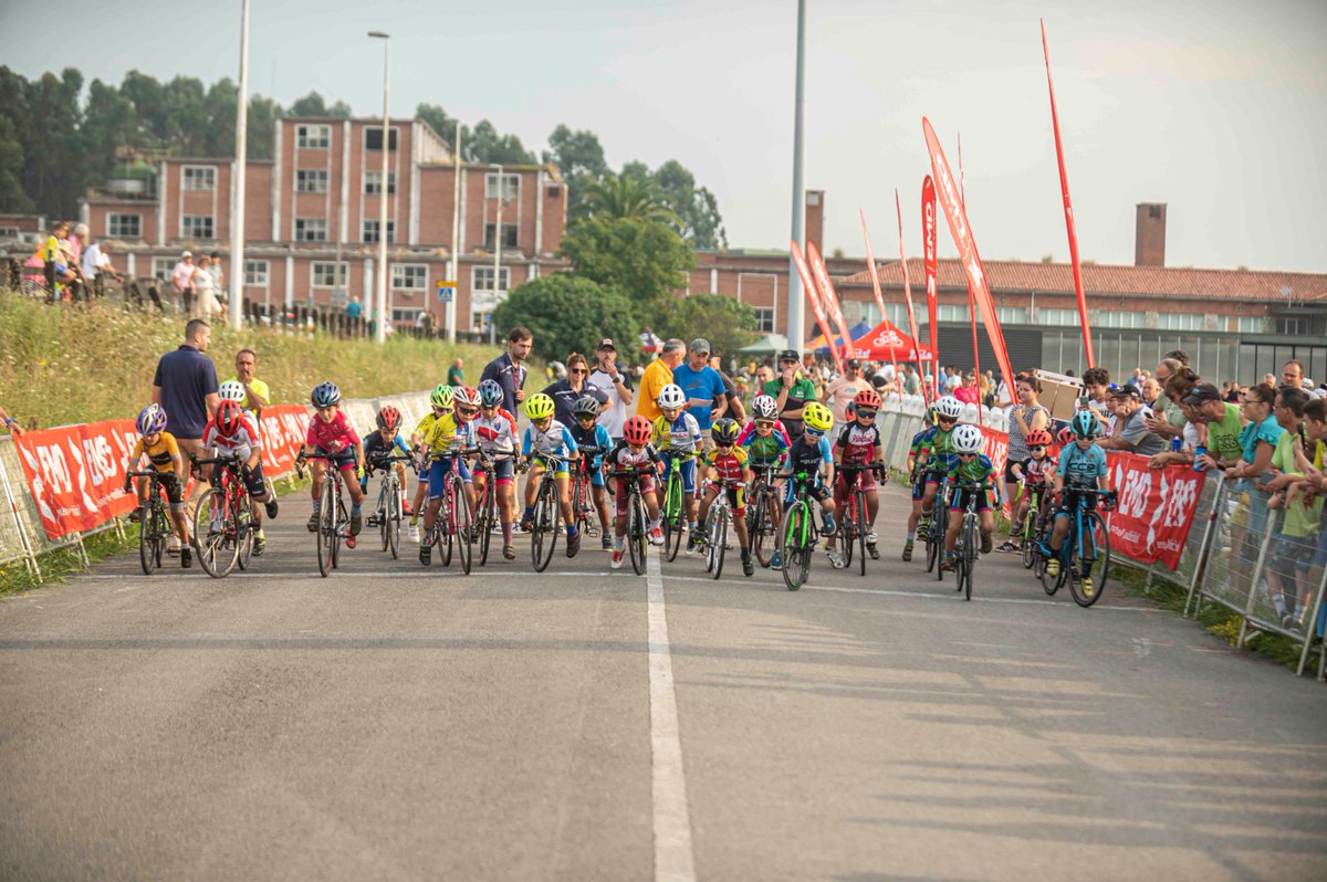 Torrelavega_es's tweet photo. 🚴♀️🚴♂️La Reunión de Escuelas de Ciclismo fue un éxito y el calor no pudo con las ganas de estos jóvenes corredores, entre los que seguro saldrán grandes ciclistas
Más📸Fb Ayuntamiento Torrelavega
#CicloturismoCantabria #EDMCiclismo #sentireldeporte #Torrelavega #Torrelaveganízate https://t.co/M9n1XmQ23A