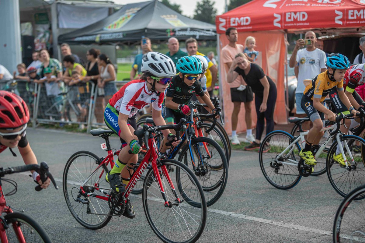 Torrelavega_es's tweet photo. 🚴♀️🚴♂️La Reunión de Escuelas de Ciclismo fue un éxito y el calor no pudo con las ganas de estos jóvenes corredores, entre los que seguro saldrán grandes ciclistas
Más📸Fb Ayuntamiento Torrelavega
#CicloturismoCantabria #EDMCiclismo #sentireldeporte #Torrelavega #Torrelaveganízate https://t.co/M9n1XmQ23A