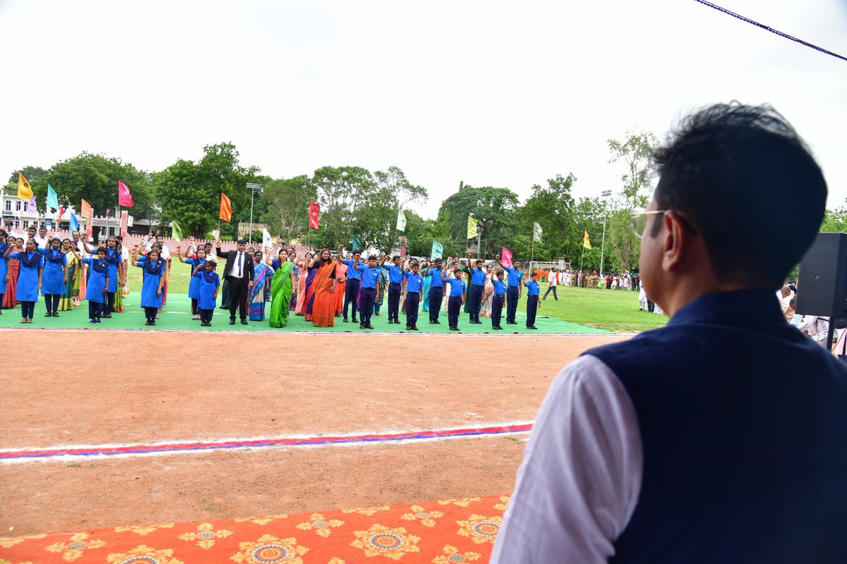 IPRTelangana's tweet photo. 🇮🇳✨ Karimnagar Collector’s Unique Tribute on Independence Day ✨🇮🇳

At the Karimnagar Police Parade Ground, Collector Pamela Satpathy @Collector_KNR captivated the audience by rendering the National Anthem in Indian Sign Language along with hearing-impaired students — a first-of-its-kind in the state. 👐🎶

Ministers, officials & guests watched in admiration. IT & Industries Minister Duddilla Sridhar Babu @Min_SridharBabu praised her efforts: “Well done, Collector – your rendition was wonderful.” 👏

Earlier, she had arranged special sign language training for district officials to better serve the hearing-impaired community. This gesture reflects her commitment to inclusivity & public service. ❤️

#IndependenceDay #Karimnagar #Inclusion #SignLanguage #IndependenceDay2025 #Telangana #iprtelangana @revanth_anumula @TelanganaCS @TelanganaCMO
@DigitalMediaTG @IASassociation