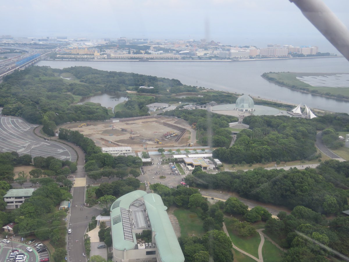kurodams's tweet photo. @Mid_observatory 先週、葛西臨海水族園に遊びに行き、観覧車に乗りました。こうして上から見ると本当に無惨な印象です。水族館と森と海とで作られた素晴らしい公園なのにその中心部を破壊するセンスが信じられません。 https://t.co/eWCtMhdhJ9