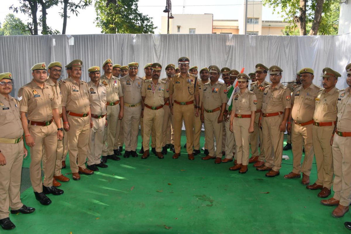 आज 79वें स्वतंत्रता दिवस के अवसर पर परिक्षेत्रीय कार्यालय में आयोजित ध्वजारोहण समारोह में प्रतिभाग करते हुए आईजी रेंज अयोध्या। #UPPolice