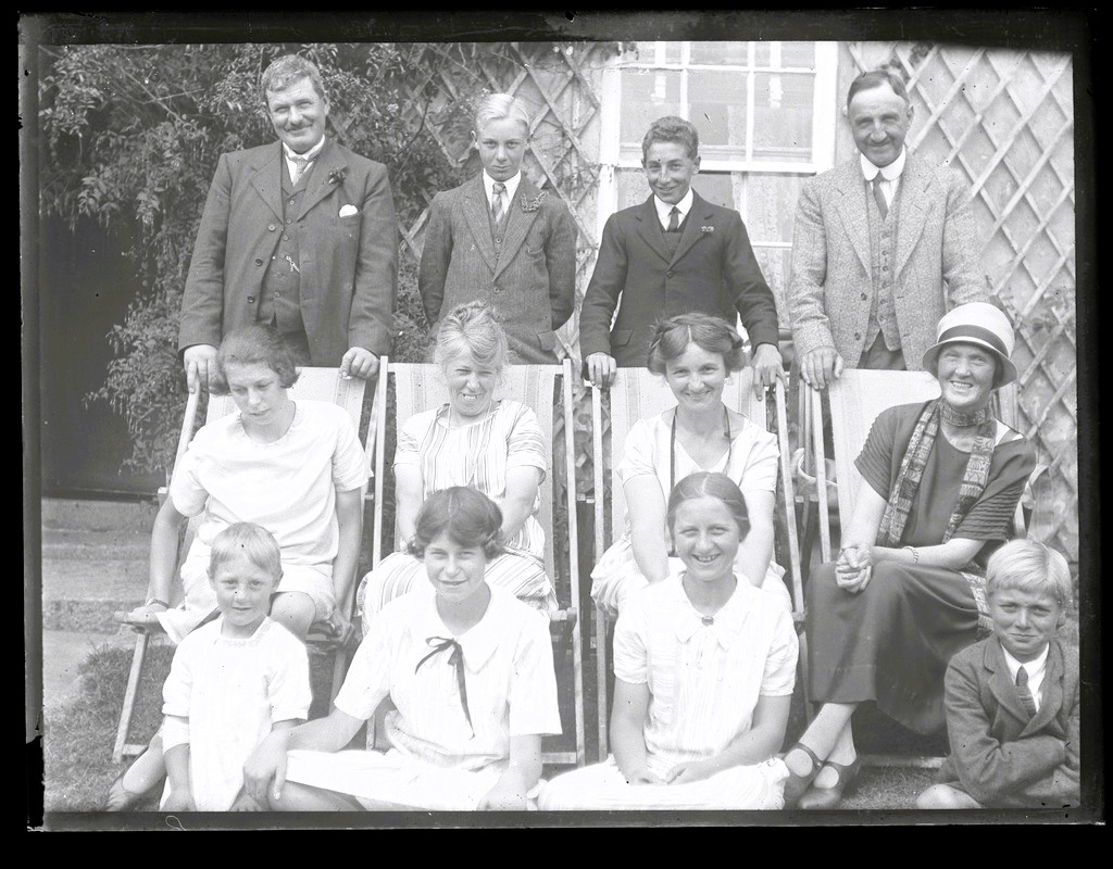 Continuing our summer #PhotoFriday series of images from our #PhotoArchive taken one hundred years ago, here's an unidentified group (possibly a family?), assembled in a garden to have their picture taken.

#1925 #HistoricPhotos #ExploreYourArchive #FamilyPhotos