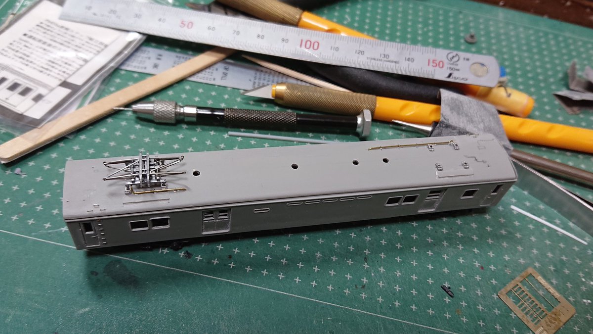 クモユニ82の進捗。
床下機器の配列と取り付け、屋上配管(母線)の植え込みなど済ませました。特に電飾する予定はないんだけど、KATOの台車を装着させるだけのために集電対応床板を採用しまして。