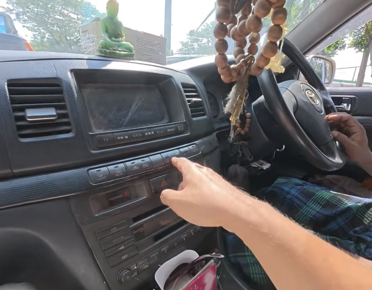 wepergee's tweet image. นั่งแท็กซี่ในพม่า แล้วคนขับถามว่าจะเปิดแอร์ไหม (มีค่าใช้จ่ายเพิ่ม 50฿) … ทำให้ผมคิดว่า ‘อากาศเย็น’ กลายเป็นสินค้าพิเศษสำหรับบางคน 🫥