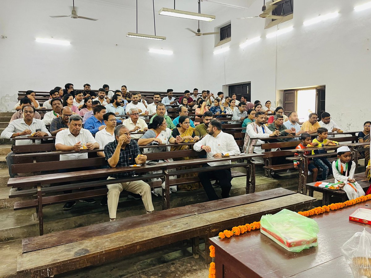 serajuddin_m's tweet photo. Flag Hoisting Ceremony in the Department of Zoology, University of Lucknow https://t.co/b9Gi0MzHP0
