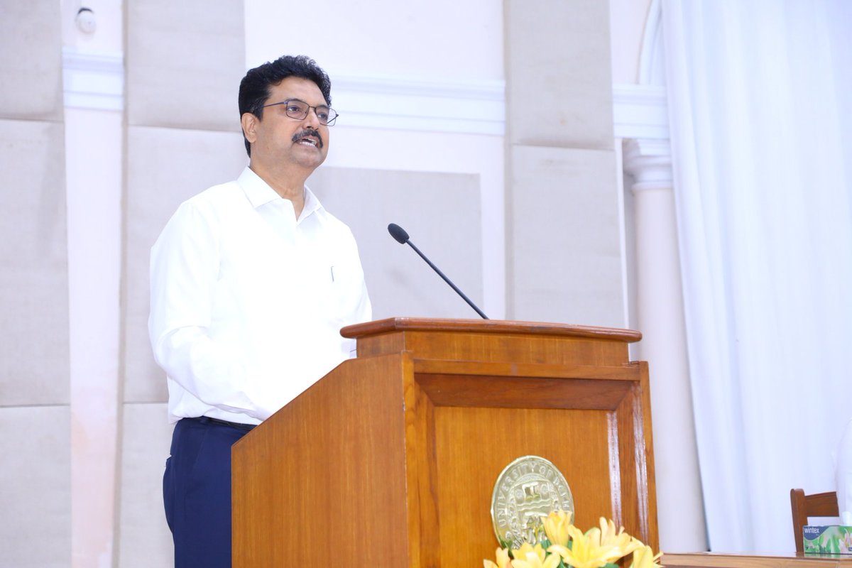 79 वें स्वाधीनता दिवस के अवसर पर कुलपति प्रो. योगेश सिंह ने DU में ध्वजारोहण किया। उन्होंने एनसीसी कैडेटों द्वारा प्रस्तुत परेड की सलामी भी ली। कुलपति ने कहा कि इस समय 21 वीं सदी में देश को प्रफोर्मर चाहियें, क्योंकि देश से गरीबी और अशिक्षा को दूर करना है। <a href="/YeDesHaiMera/">Yogesh Singh</a>