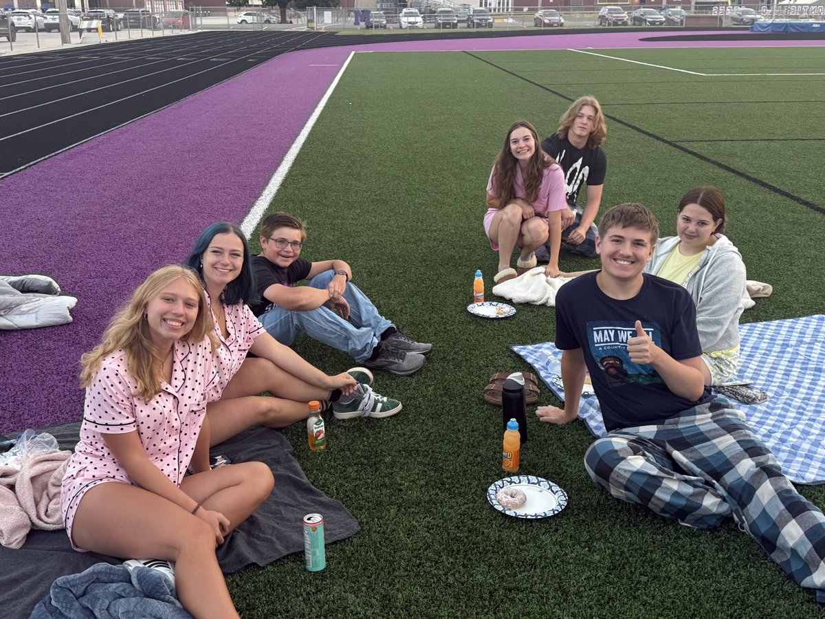 HSPrincipalSage's tweet photo. CLASS OF ‘26 SENIOR SUNRISE. Great start to another great year! #GoSages https://t.co/7euW6HF2gw