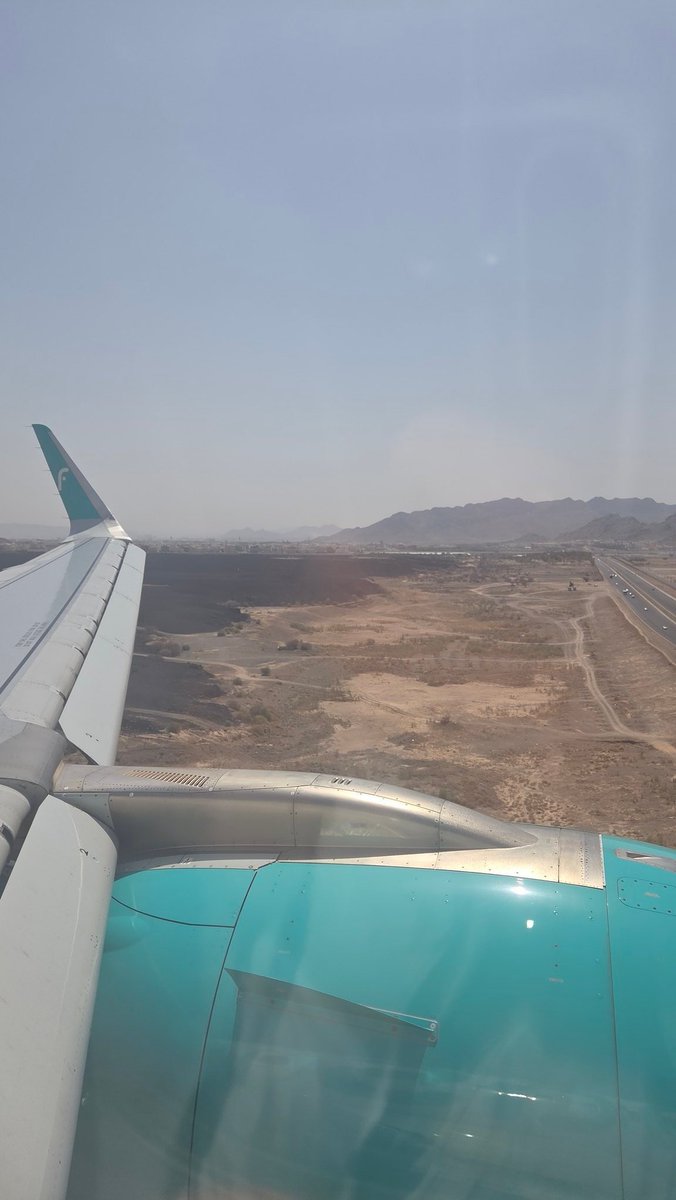 الناس يوم الجمعة يصلون صلاة الجمعة ويتجمعون مع العائلة... أنا أسافر من برنامج كاوست بأبها إلى أهلي في المديييينة 🤍
الحمدلله بعد ٣ شهور والله اشتقت 🥰