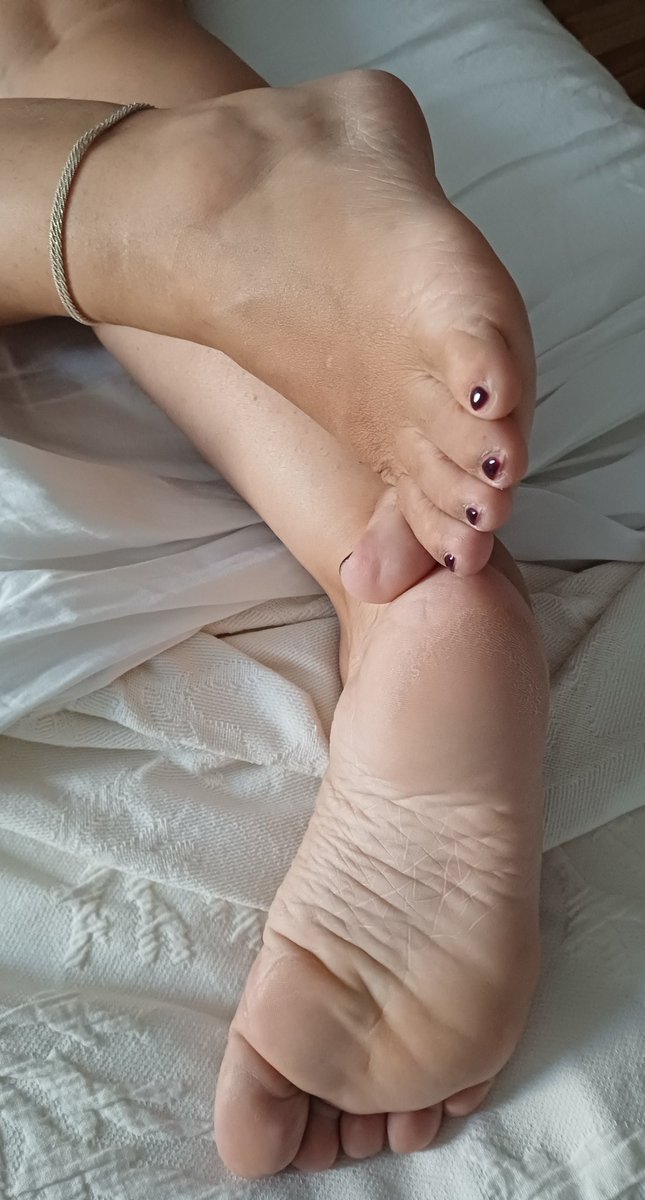 Piante nude, calde e vellutate… pronte a farti inginocchiare e leccarle finché non tremo. 👣💦 #footfetish #soles #feet