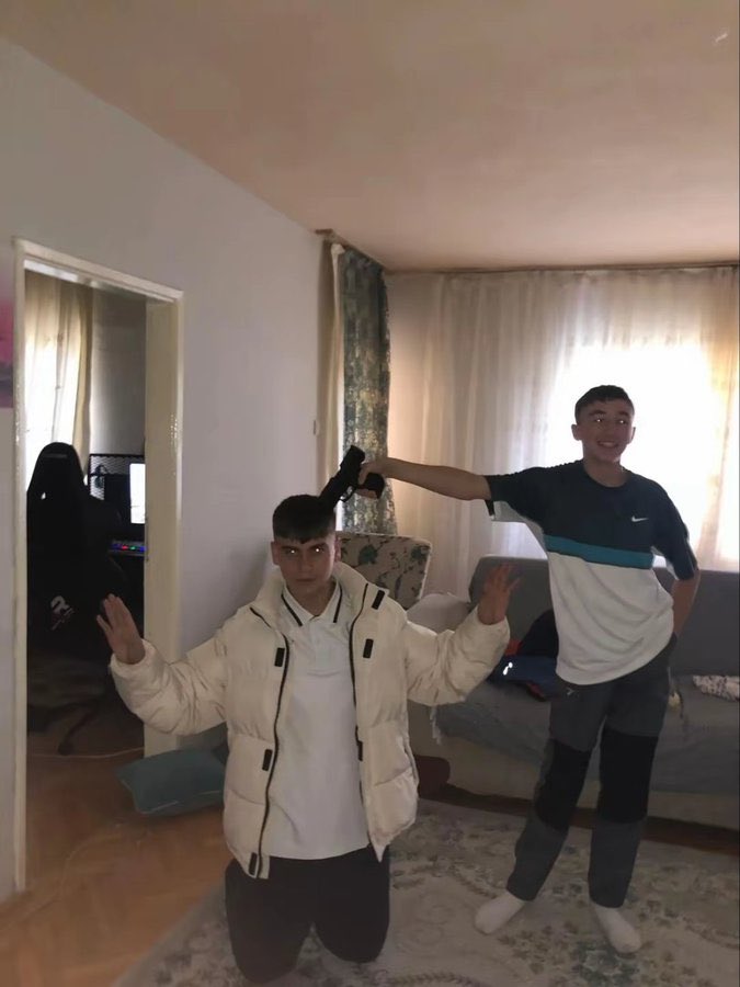 Taciz edilen kız kardeşini koruduğu için öldürülen Hakan kardeşimizin katilleri bunlarmış.

Suça sürüklenen çocuk yoktur, suça meyilli oçocuğu vardır!