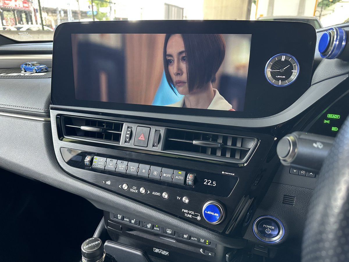 LEXUS_SixtyFive's tweet photo. ナビ男くんの機能のひとつ、ズームを使用するとディスプレイの全ての領域に映像を表示できます。
映画であれば引き伸ばすことなく全画面に表示でき、大迫力の視聴が可能に🎞️

スクリーンで観ようと思って観られなかった名作を、最高峰のサウンドシステムで楽しむとします。
もちろん運転時は前に集中😓 https://t.co/7S164cCeP4