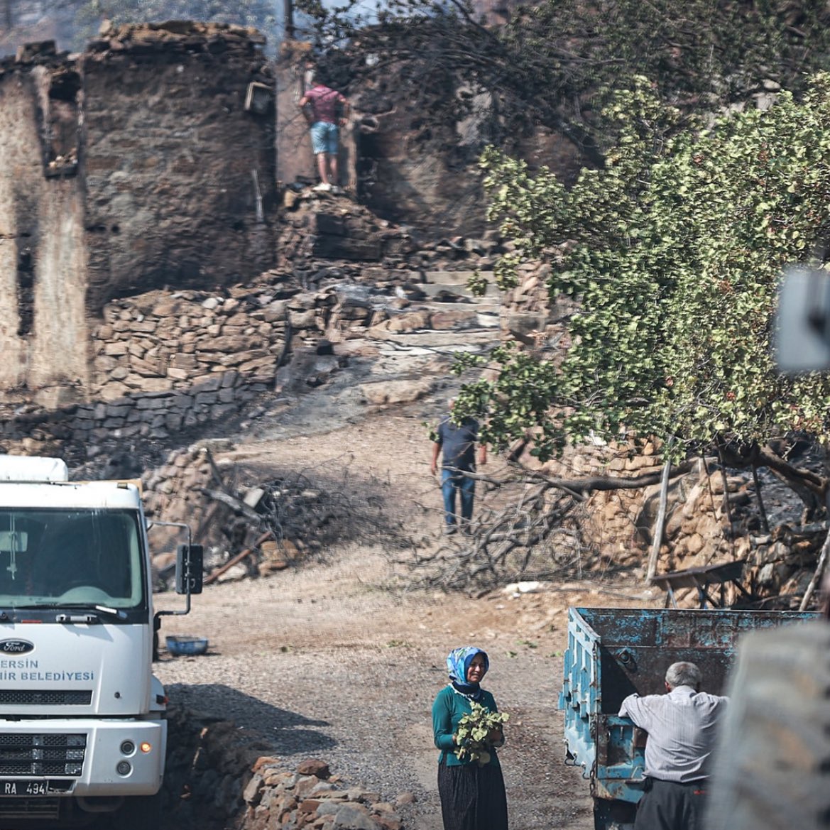nocontextsilifk's tweet image. Yangından geriye kalanlar.
Evsiz ve yurtsuz yörükler, ağaçsız dağlar ve çaresizlik. 
Geçmiş olsun Silifke…