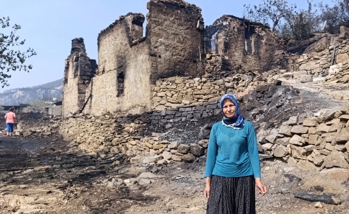 nocontextsilifk's tweet image. Yangından geriye kalanlar.
Evsiz ve yurtsuz yörükler, ağaçsız dağlar ve çaresizlik. 
Geçmiş olsun Silifke…