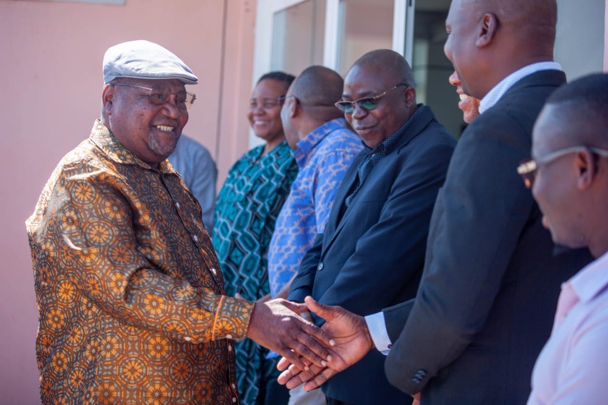 Muianga's tweet photo. Ossufo Momade, líder do partido #RENAMO, realizou esta semana actividades políticas públicas nas províncias de #Sofala e #Manica, concretamente nos distritos de #Nhamatanda e #Sussundenga, respectivamente. https://t.co/R37DQ6ADrQ
