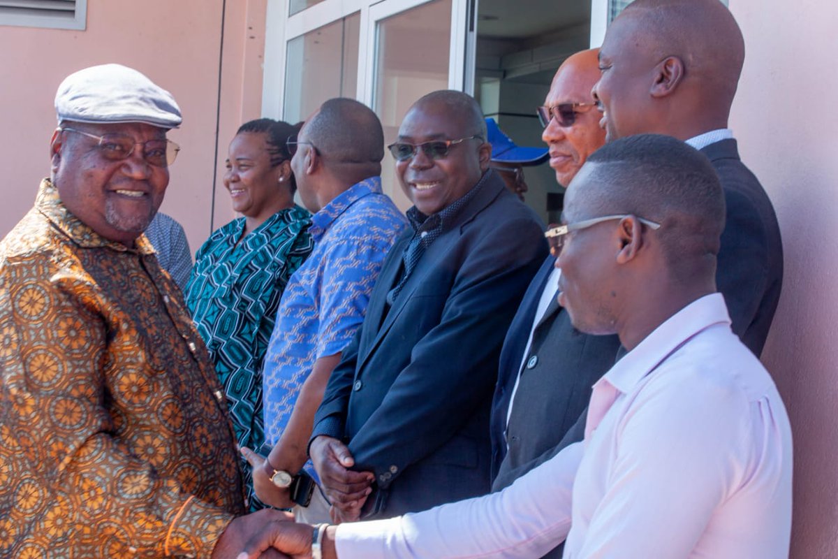 Muianga's tweet photo. Ossufo Momade, líder do partido #RENAMO, realizou esta semana actividades políticas públicas nas províncias de #Sofala e #Manica, concretamente nos distritos de #Nhamatanda e #Sussundenga, respectivamente. https://t.co/R37DQ6ADrQ
