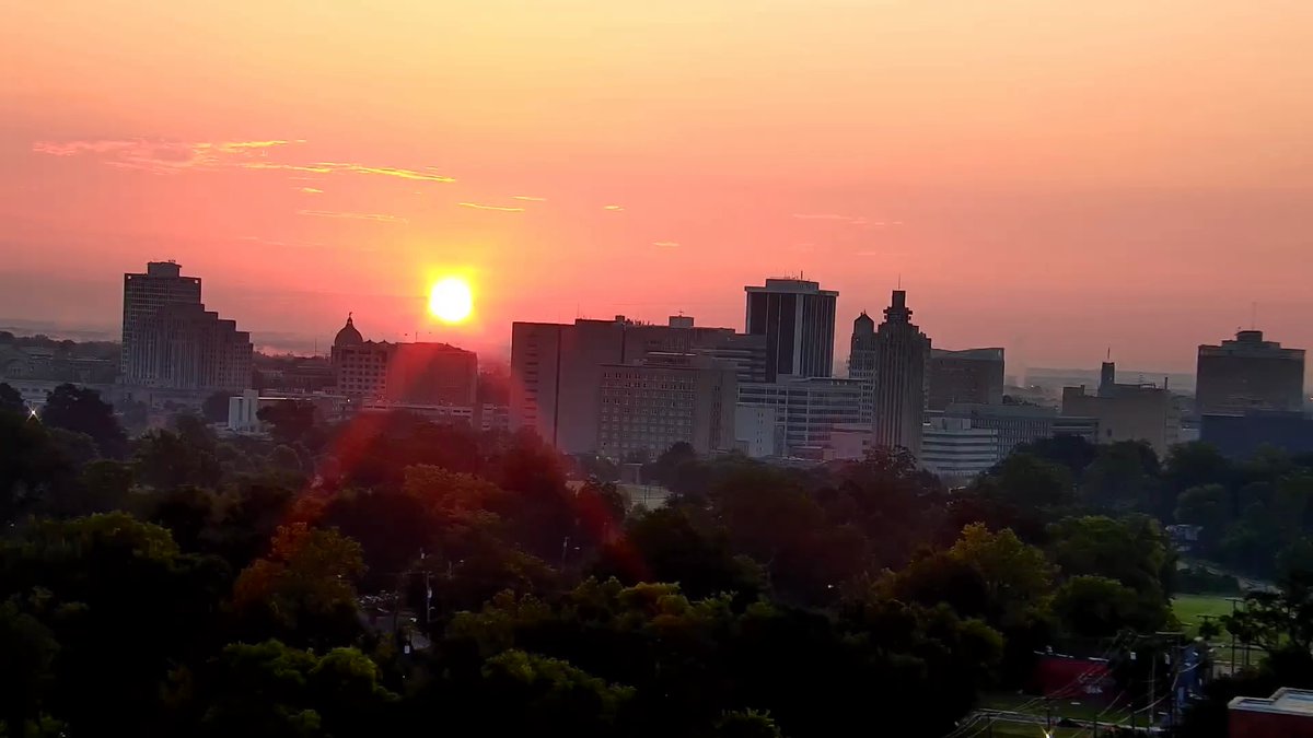 Gorgeous sunrise this morning in Jackson! Send me your sunrise snapshots!!!😍