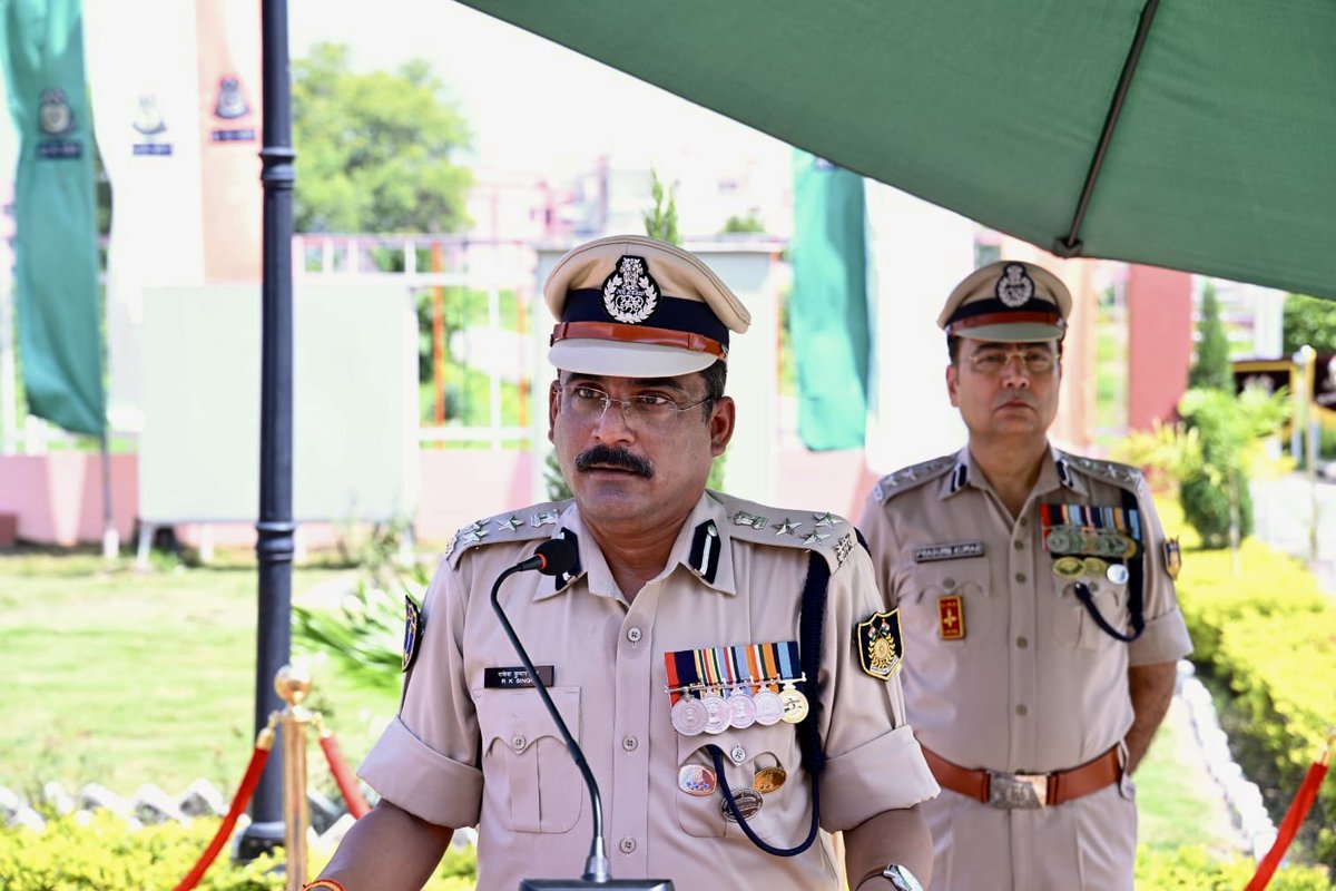 rksingh4971's tweet image. Today, deeply honored to unfurl the Tiranga 🇮🇳 at the Quarter Guard during the Independence Day celebrations at GC CRPF Chandauli. It was a true privilege to address the valiant CRPF personnel, saluting their unwavering commitment and selfless service to our nation on this…