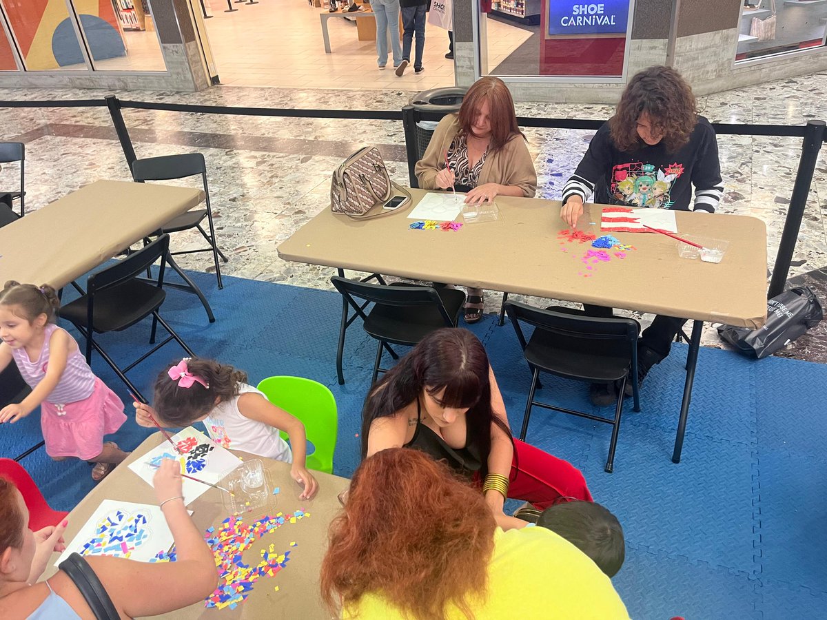ciudadmuseopr's tweet photo. ¡Celebramos los 70 años del #ICPPR en Mayagüez Mall! 🎉  
El Taller de Mosaico en Papel llenó el espacio de arte, color y comunidad. Gracias al @icppr por transformar el mall en un museo vivo.  ¡El arte sigue llegando a todos los rincones! 🎨🖌  
#CulturaEnElMall #ArteParaTodos https://t.co/xr0mAGcVvg
