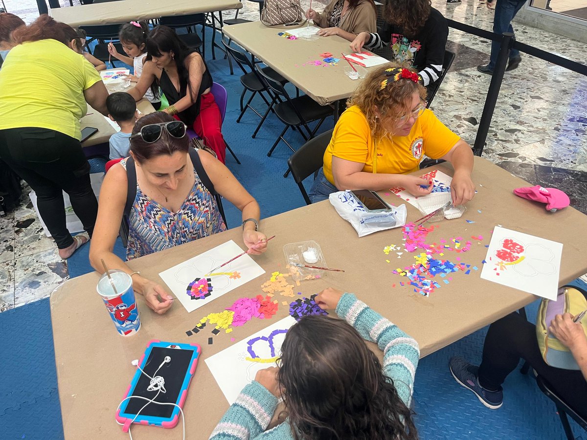 ciudadmuseopr's tweet photo. ¡Celebramos los 70 años del #ICPPR en Mayagüez Mall! 🎉  
El Taller de Mosaico en Papel llenó el espacio de arte, color y comunidad. Gracias al @icppr por transformar el mall en un museo vivo.  ¡El arte sigue llegando a todos los rincones! 🎨🖌  
#CulturaEnElMall #ArteParaTodos https://t.co/xr0mAGcVvg