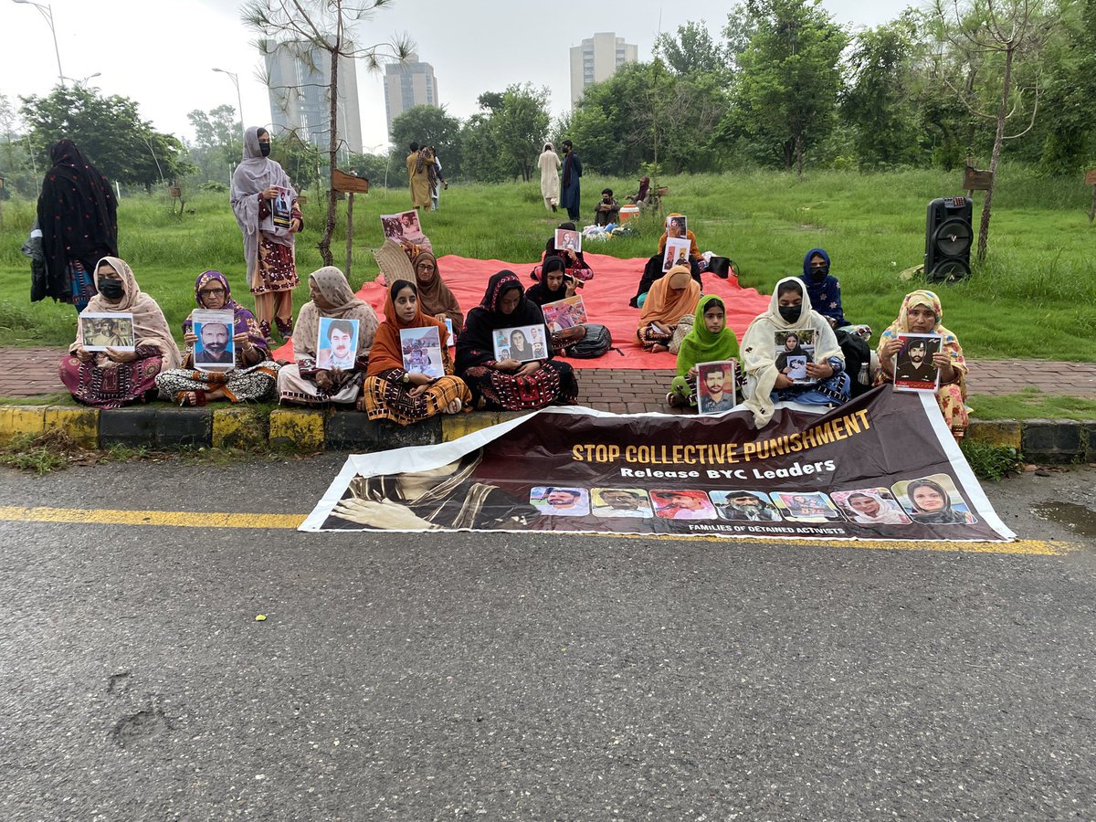 اسلام آباد پریس کلب کے سامنے احتجاجی کیمپ کو ایک ماہ مکمل ہو گیا۔
بارش اور کھلے آسمان تلے بوڑھی مائیں اپنے دکھ سناتے سناتے بے ہوش ہو گئیں،
جبکہ دوسری طرف بڑے جھنڈوں اور نعروں کے ساتھ آزادی کا جشن منایا جا رہا تھا۔
یہ وہ حقیقت ہے جہاں ایک طرف خوشیاں ہیں اور دوسری طرف بلوچ ماں