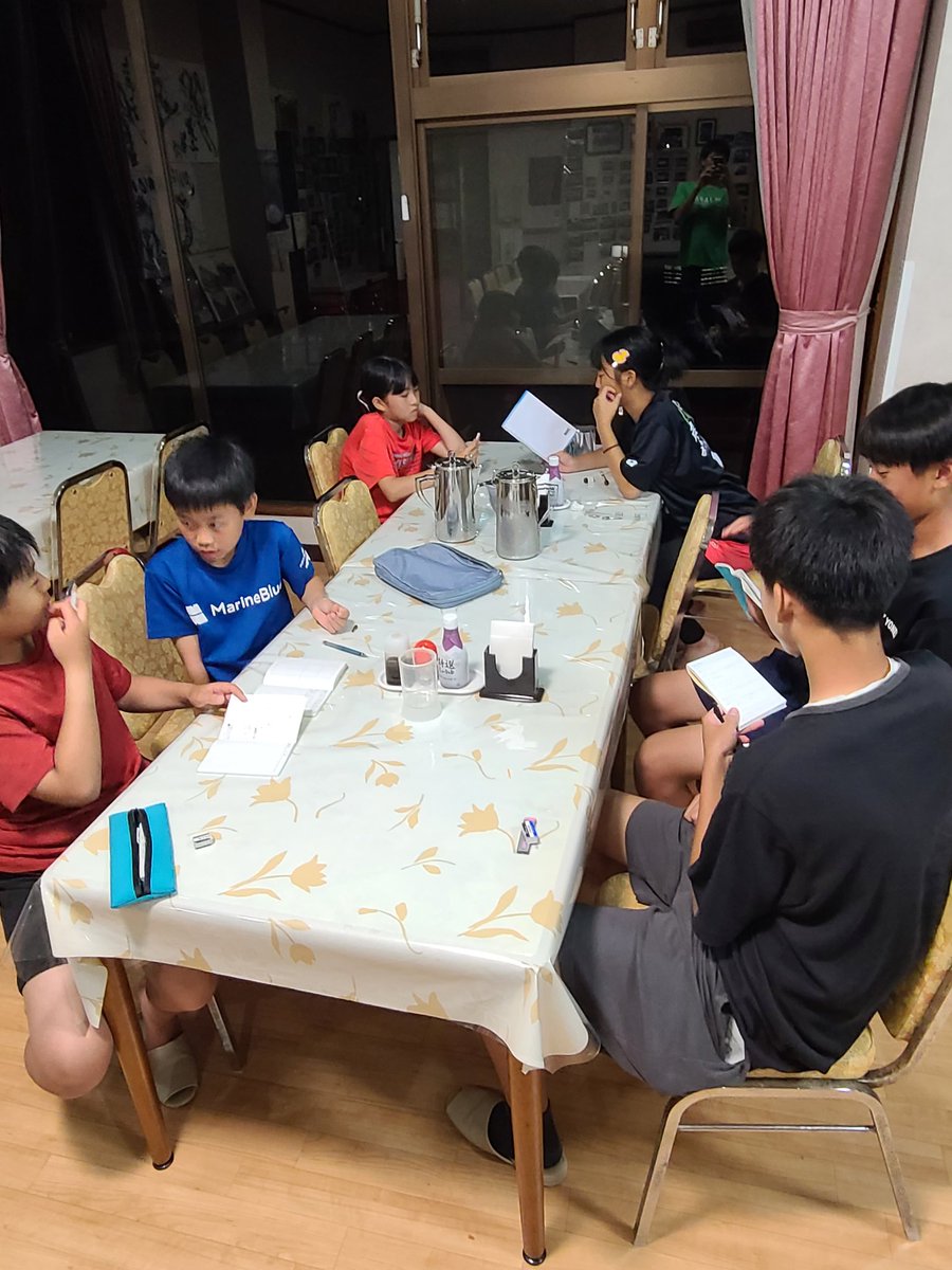 MarineBlueTS's tweet photo. 夕食後、ミーティングを行いました。
今日の学んだことを思い出して、共有、最後はコーチに学んだことを発表しました☺️

みんな、しっかり考えていてとっても偉かったです！ https://t.co/qAuYEn2yGc