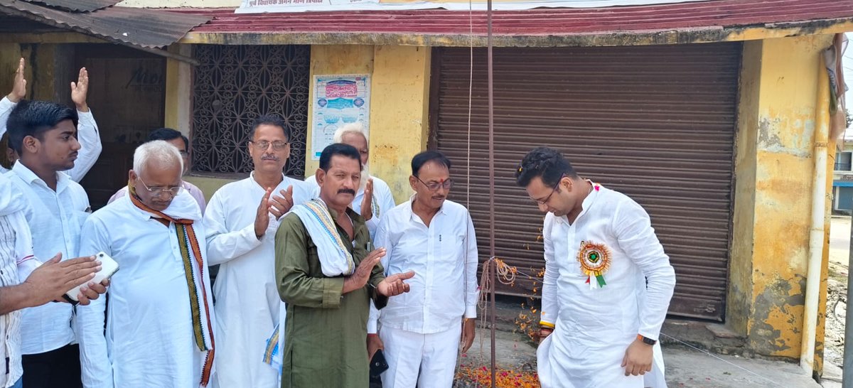 amanmani99's tweet photo. आज लक्ष्मीपुर कार्यालय पर उपस्थित होकर ध्वजारोहण किया और स्वतंत्रता दिवस की शुभकामनाएं दी इस मौके पर पूर्व प्रमुख श्री प्रहलाद प्रसाद, पूर्व प्रधान गणेश गुप्ता, निजाम खान, झिनकू चौबे, पूर्व प्रधान मसूददीन, हसन चाचा, राहुल त्रिपाठी, तैयब खान, विनीत पाण्डेय, इंदरपाल सिंह, प्रिंस जायसवाल सहित तमाम गणमान्य लोग मौजूद रहे