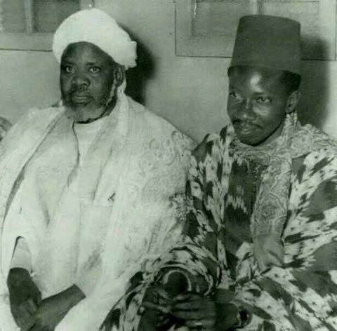 trefle2coeur's tweet photo. Ils étaient venus, les cœurs pleins d’intentions pures,
De Tivaouane, Ndiassane  à Touba, sans peur des murs.
Leurs chapelets différaient, mais leurs prières s’unissaient,
Comme des rivières vers un même Océan sacré.

Des Tidjanes au pas lent, humbles sous le ciel clair,
Offraient leur silence au souvenir de Bamba,
Tandis que des Mourides les saluaient d’un regard sincère,
Reconnaissant en eux des frères de lumière.

Il n’y avait ni drapeau, ni dogme, ni distance,
Seulement l’écho d’une foi sans défense.
Car les saints se reconnaissent sans besoin de parole,
Et leurs disciples se croisent sans crainte, sans rôle.

Un Tidiane versait une larme devant le mausolée,
Non par allégeance, mais par amour partagé.
Un Mouride lui tendait la main, non pour l’inviter,
Mais pour lui dire : “Tu es chez toi, frère de vérité.”

Et là, dans la foule immense, flottait un parfum d’unité,
Celui des âmes qui savent que Dieu ne divise jamais.
Touba, ce jour-là, était plus qu’un lieu de mémoire :
C’était un miroir où se reflétait toute l’élégance de croire.

Merci à vous les Tidianes, les Layennes, Les Niassenes et les Khradr’
Merci d’avoir été là pour Bamba 👊🏾❤️