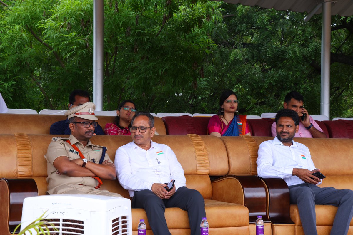 DRM Hyderabad (@drmhyb) on Twitter photo Shri Lokesh Vishnoi, DRM/Hyderabad Division, South Central Railway, Secunderabad hoists the National Flag and addresses the gathering during 79th Independence Day Celebrations at RPF Training Centre, Moula-ali, Hyderabad. ЁЯЗоЁЯЗ│
#IndependenceDay2025
<a href="/RailMinIndia/">Ministry of Railways</a>
<a href="/SCRailwayIndia/">South Central Railway</a> Shri Lokesh Vishnoi, DRM/Hyderabad Division, South Central Railway, Secunderabad hoists the National Flag and addresses the gathering during 79th Independence Day Celebrations at RPF Training Centre, Moula-ali, Hyderabad. ЁЯЗоЁЯЗ│
#IndependenceDay2025
<a href="/RailMinIndia/">Ministry of Railways</a>
<a href="/SCRailwayIndia/">South Central Railway</a>
