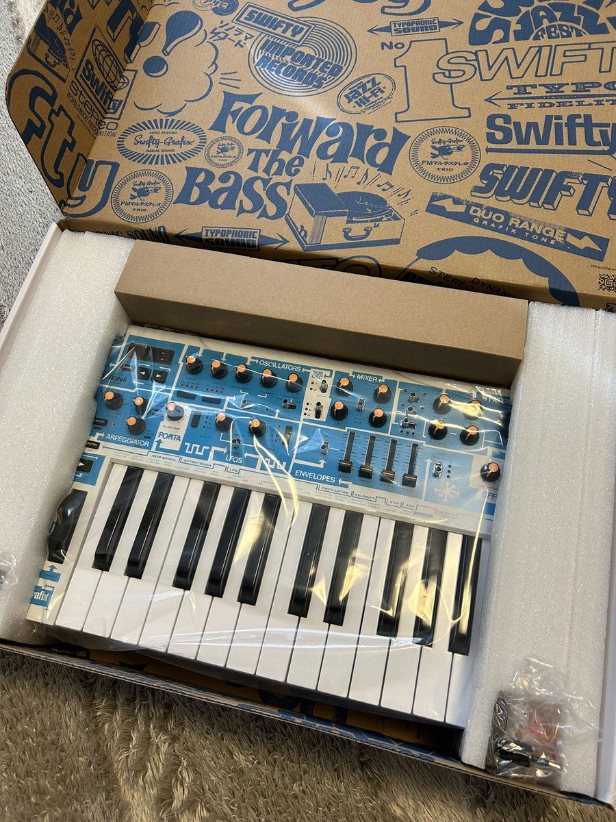 KeiKusama's tweet photo. ようやく来ました。外箱も気合い入ってた☺️
#BassStation
#Swifty https://t.co/Gxv5266TVS