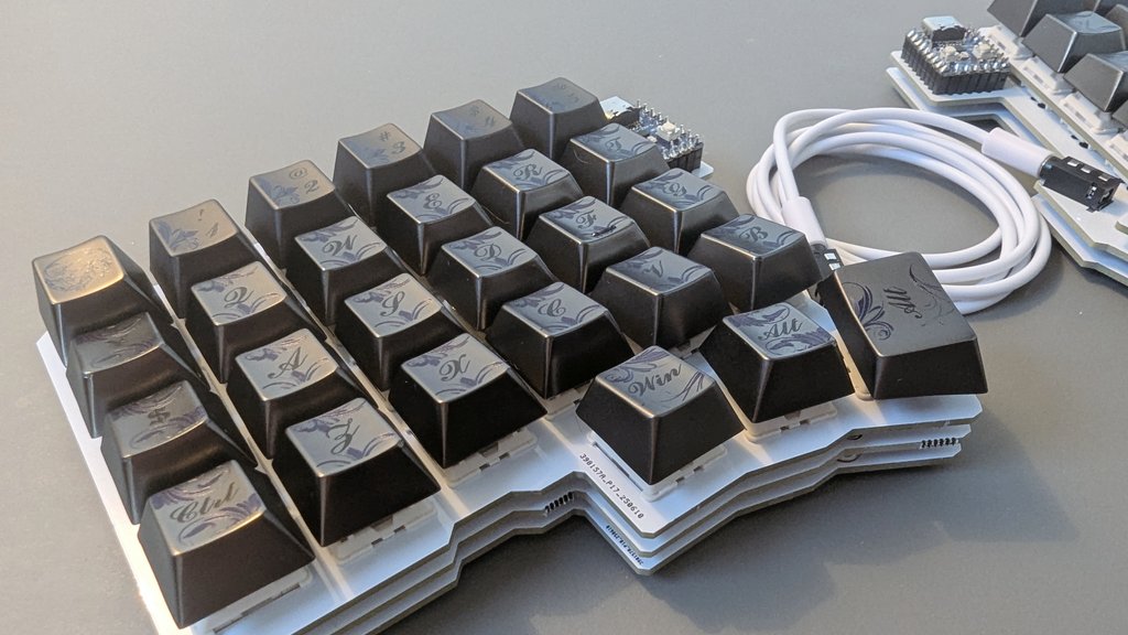 anoirev's tweet photo. 自作キーボード完成！xD
奮発して金属製のキーキャップ買ったけど、キーボード自体が無骨なデザインだからあまり合わなかった🥺
気が向いたらかわいいキーキャップに換装しよう
#自作キーボード https://t.co/OmFXDh0vSC