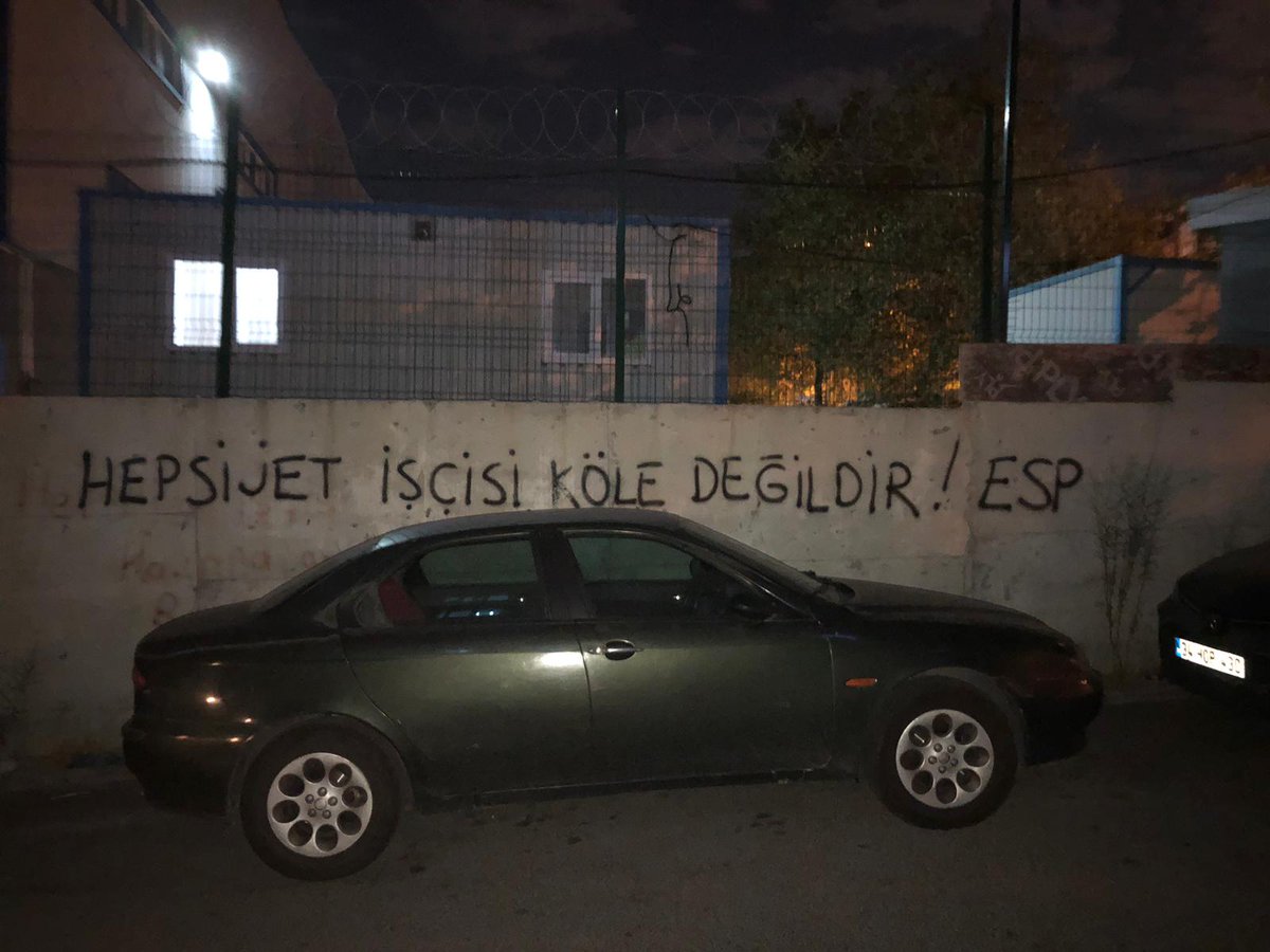 ezilenler's tweet photo. İstanbul Esenyurt’ta bulunan HepsiJET deposunda çalışan işçiler günlerdir direniyor.

Dayatılan kölelik koşullarına karşı HepsiJET işçilerininin yanındayız.

Direnen HepsiJET işçisi kazancak! https://t.co/6wTxwG3HHK
