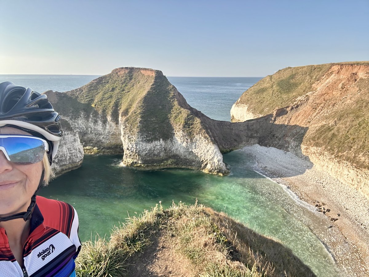 Early morning ride. Seals, sunshine, sea … and a hint of smoke in the air (assume from the wildfires on the North Yorks moors) 🚴‍♀️
