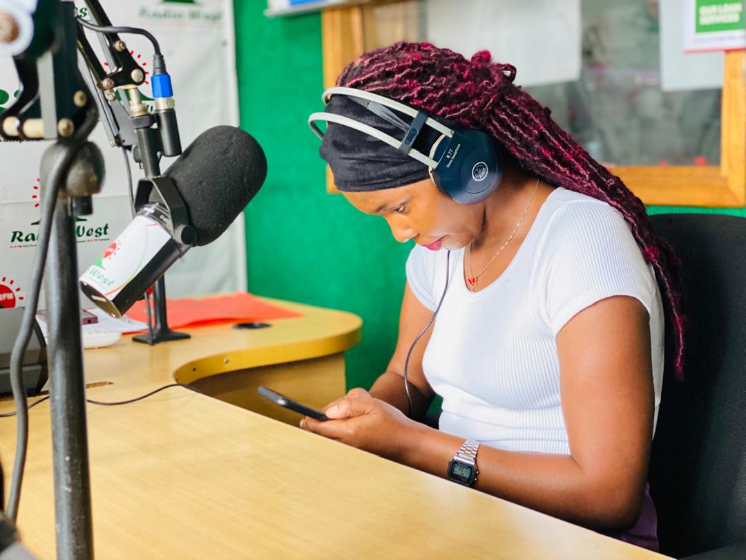 Gamba Mpurire (@radiowestug) on Twitter photo #StreetTalk 
Omwishiki yaaba naaza kutaayaayira omushaija, ashemereire kumusindikira 'transport' nainga ashemereire kuba nayereeta?
Oine Shamie Powers
#Muhumuza
#GambaMpurire #StreetTalk 
Omwishiki yaaba naaza kutaayaayira omushaija, ashemereire kumusindikira 'transport' nainga ashemereire kuba nayereeta?
Oine Shamie Powers
#Muhumuza
#GambaMpurire