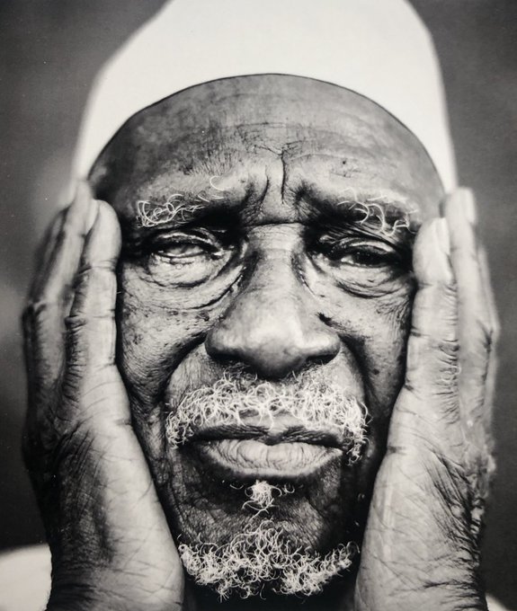 Un Sénégalais. Qui, à 20 ans, choisit l'armée. Il se bat en Corse, qui est libérée. Il se bat sur l'île d'Elbe, qui est conquise. Le 15 août 1944, il débarque en Provence et ne s'arrêtera plus qu'en Alsace. Mais la France, libérée, mettra longtemps pour le remercier. Alioune Fall