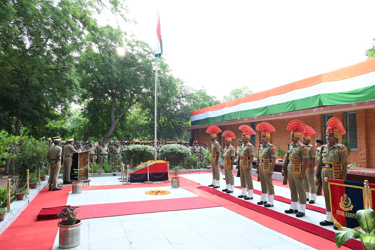 🇮🇳 79वां स्वतंत्रता दिवस 2025

तिरंगा फहराने के पश्चात, आईजी बीएसएफ राजस्थान ने सभी सीमा प्रहरी, उनके परिवारजनों एवं नागरिकों को हार्दिक शुभकामनाएँ प्रेषित कीं।
"आपका देशभक्ति भाव और सहयोग हमें प्रेरित करता है। आइए, राष्ट्र की गरिमा और सुरक्षा के लिए एकजुट रहें।"

#BSF