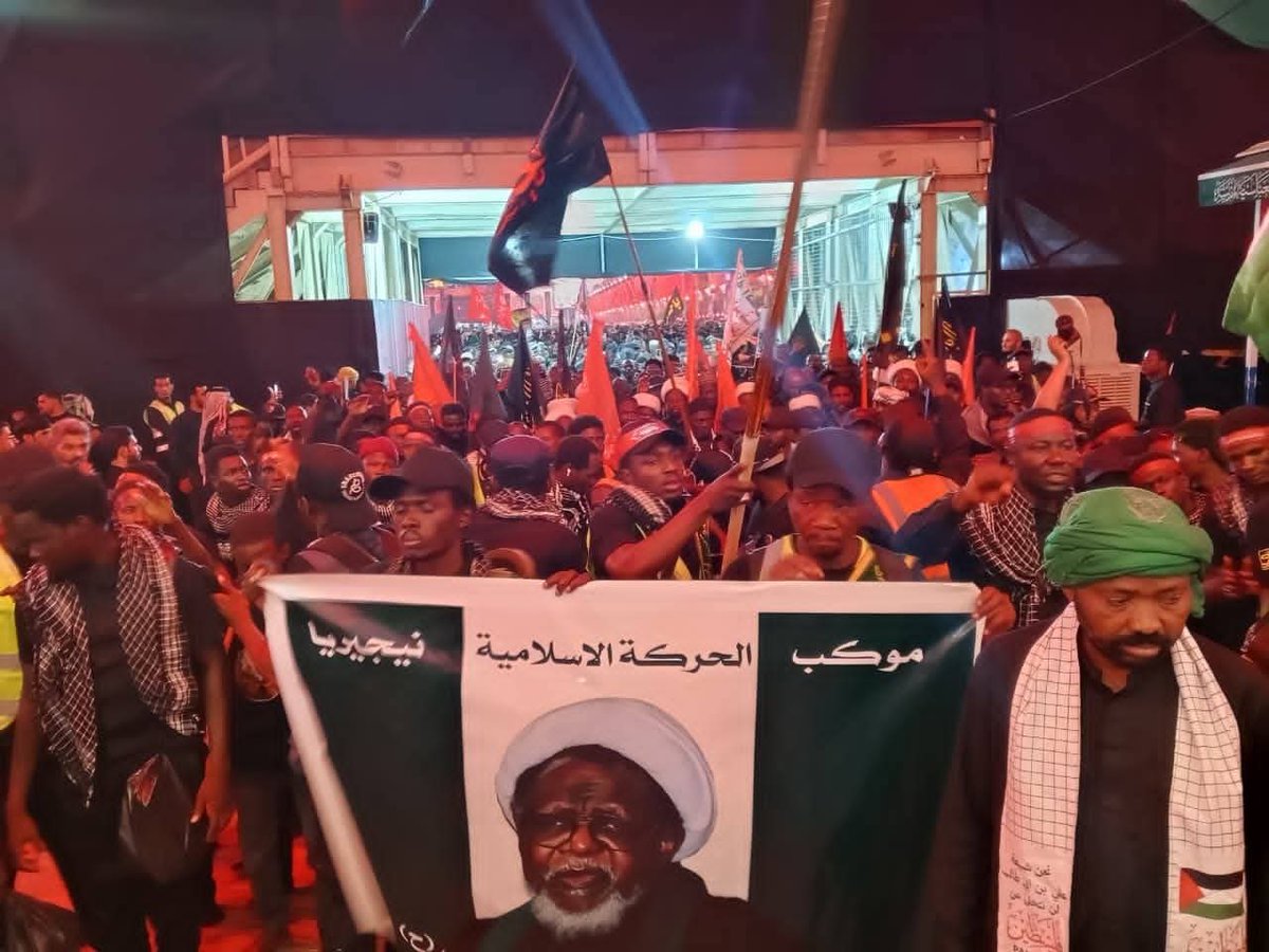 am_ghoulam's tweet photo. Entering the Holy Shrine of Imam Husein and Hazrat Abul Fadl Abbas by the caravan of the Islamic Movement in Nigeria last night. 

#اربعین #Arbaeen2025 https://t.co/XBjOeoo1pk