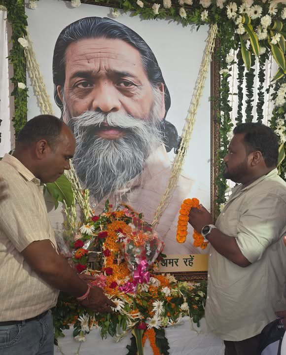 नेमरा की माटी को नमन। नेमरा, जहाँ जुल्म, शोषण के विरूद्ध एक आन्दोलन की बीज फुटी थी और उस आन्दोलन से 'झारखण्ड'  राज्य बना । 

आज उस आन्दोलन के विशाल नेतृत्व दिशोम गुरु शिबू सोरेन जी के आंगन में खुद को पा कर मैं स्वयं को धन्य महसूस कर रहा हूँ ।

अपना कीमती समय देने के लिए हमारे