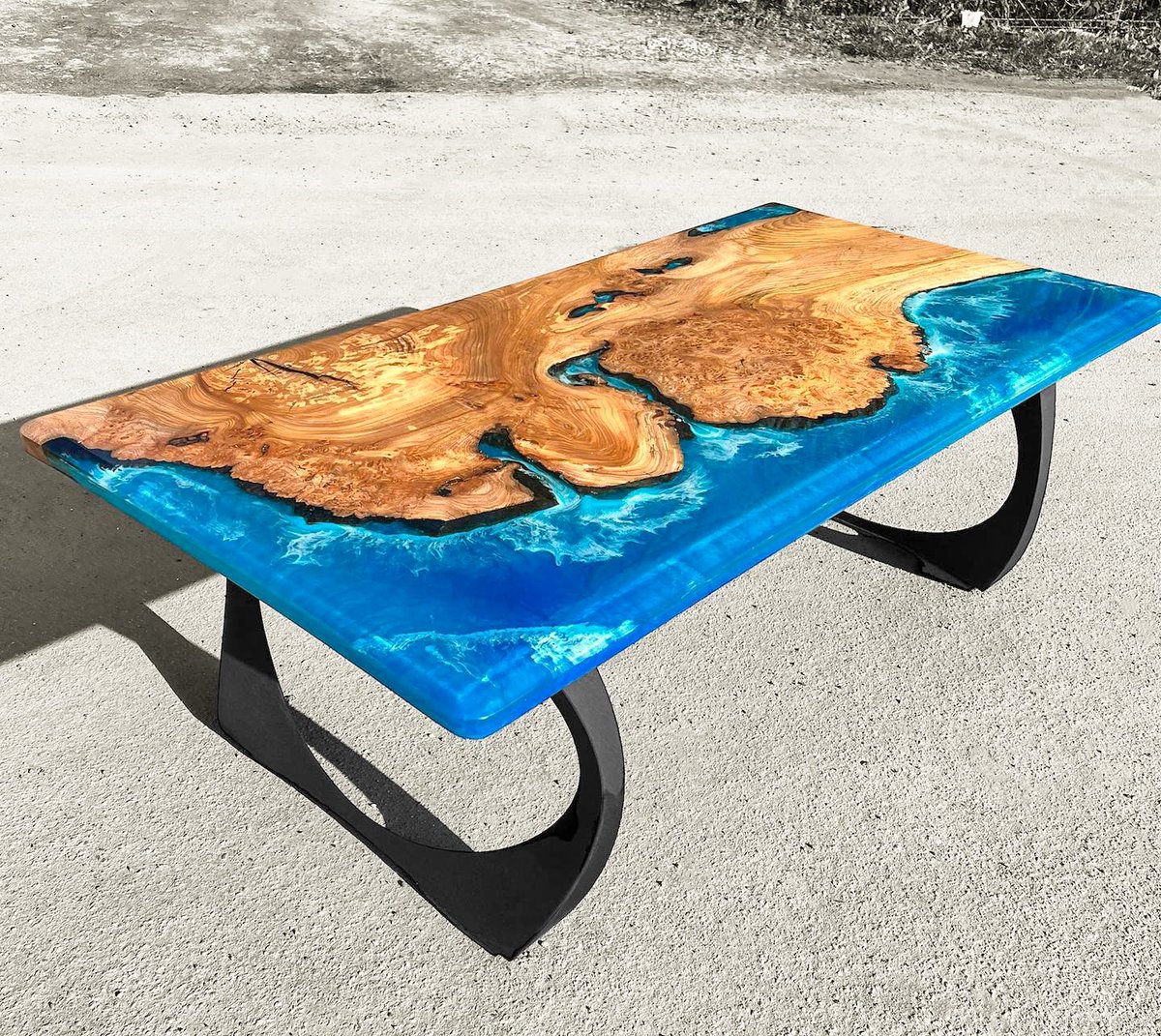 Flowyline_'s tweet image. This table has the main character energy, and we're obsessed! 😍

Live edge wood meets electric blue resin in the most beautiful way, perfectly finished with our Cleo legs. 💙

📸: Marshbeck Interiors

#FlowylineDesign #TableLegs #Woodworking #DIYfurniture #FurnitureDesign