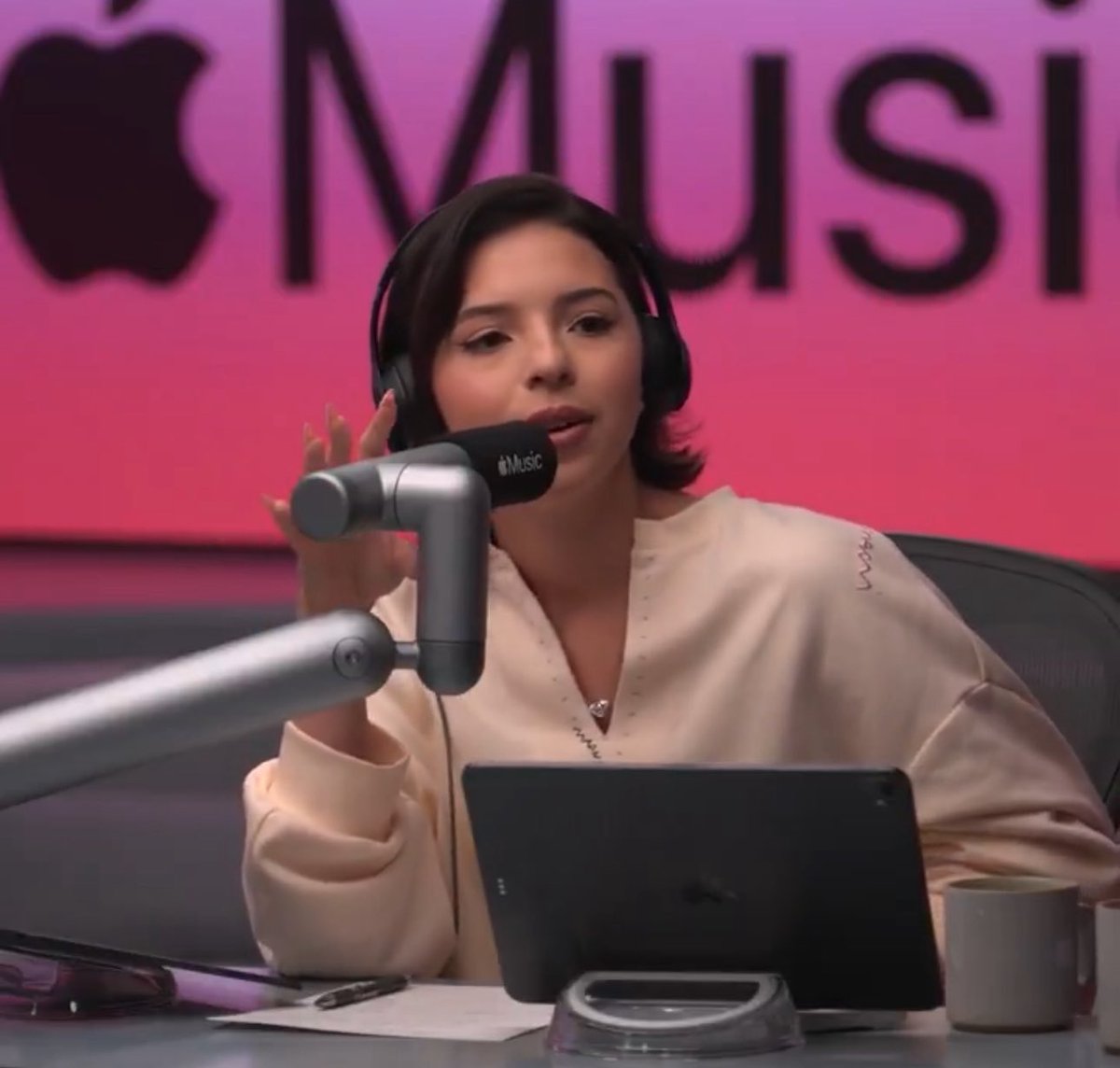 Indie5051's tweet photo. Hace unos momentos Apple Music subió un pequeño video donde se muestra a Angela Aguilar dando unas declaraciones totalmente en inglés.

Angela Aguilar:

“Me hace sentir muy sola estar en una sociedad que como mujer, les importa más lo que está pasando personalmente, que su lado artístico, y es algo que… *Se le quiebra la voz y se le ponen los ojos llorosos*, ya sabes, eso me duele y me pone sentimental, porque las mujeres trabajan 10 veces más duro en tantas cosas y obtienen tan poco reconocimiento por el trabajo que hacen.” mencionó.